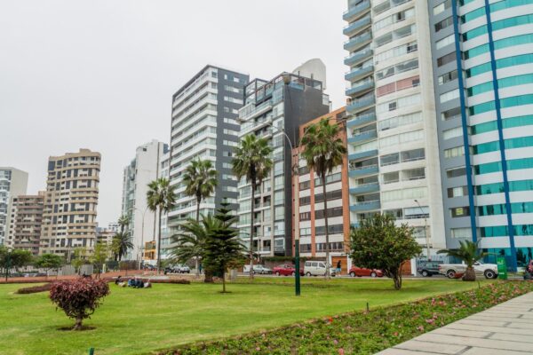 Venta de viviendas en Lima crecería levemente en 2022 pese al alza de precios